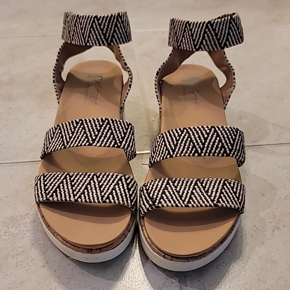 Sandals - Picture 1 of 3